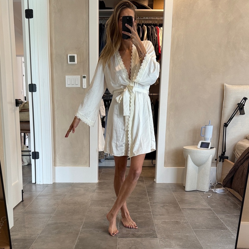 Flora Nikrooz Ivory Lace-Trim Short Wrap Robe